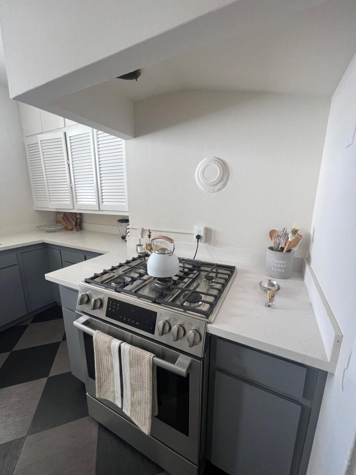 939 Oak St Apartment *