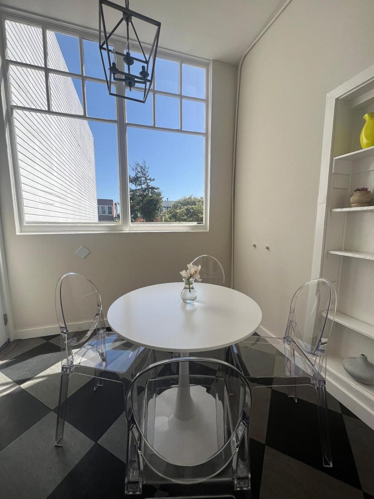 939 Oak St Apartment *