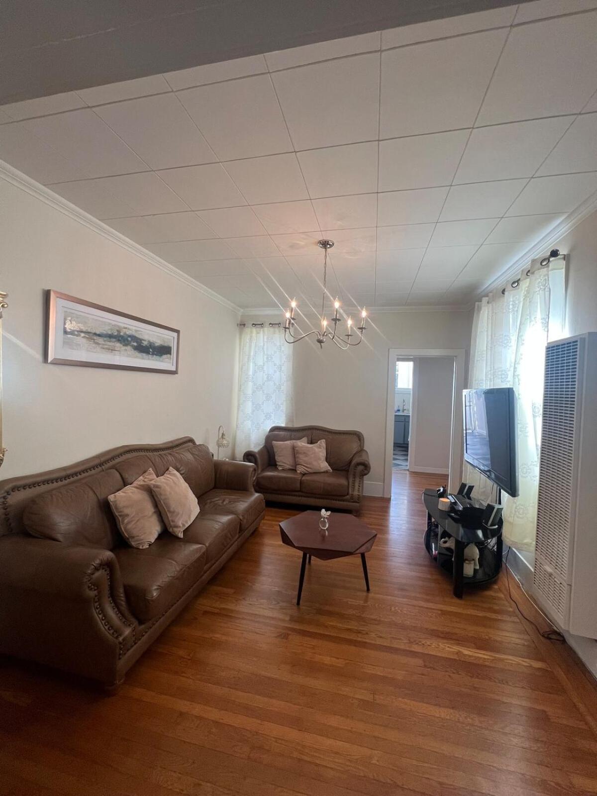 939 Oak St Apartment