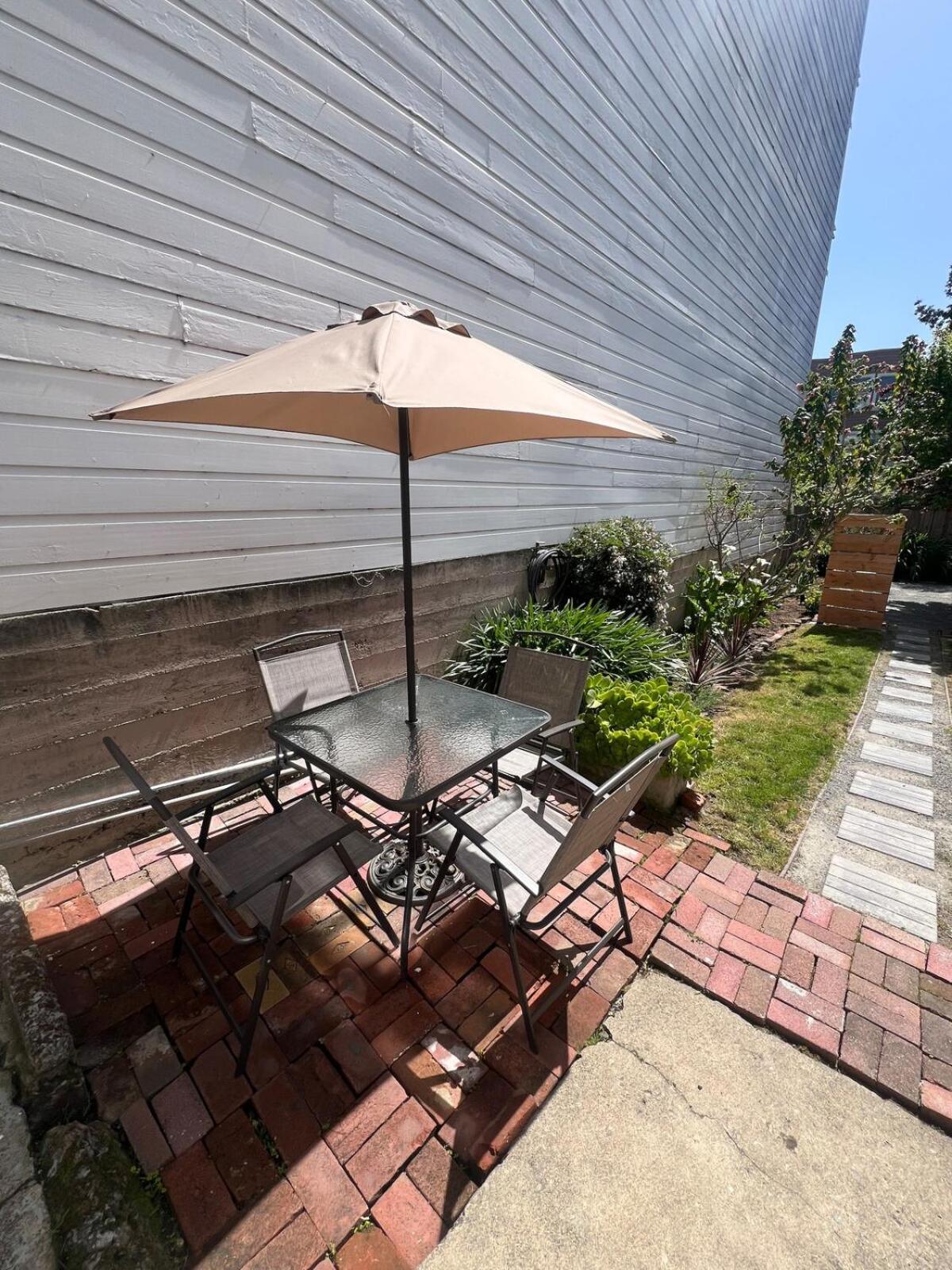 Apartment 939 Oak St *
