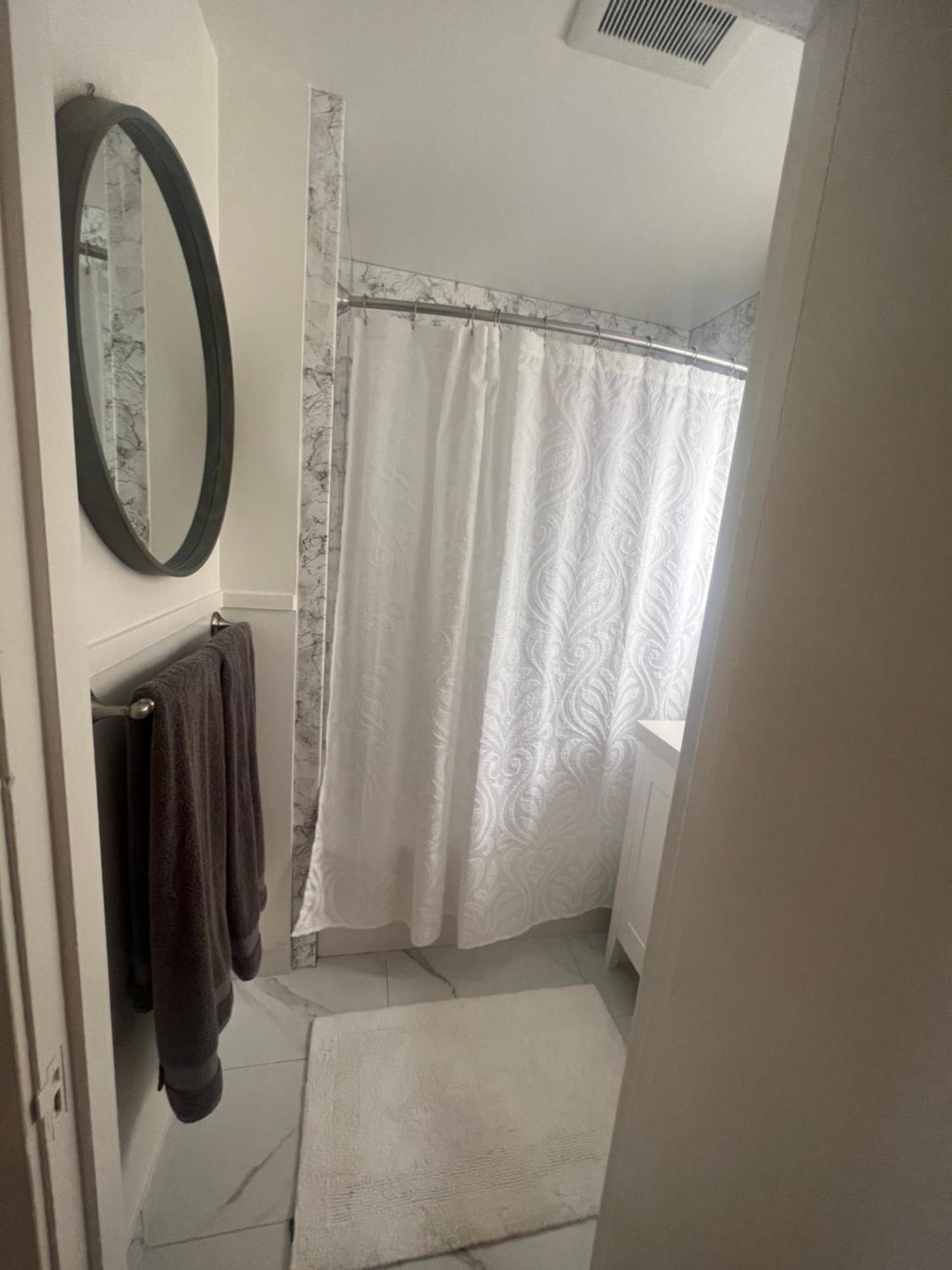 939 Oak St Apartment