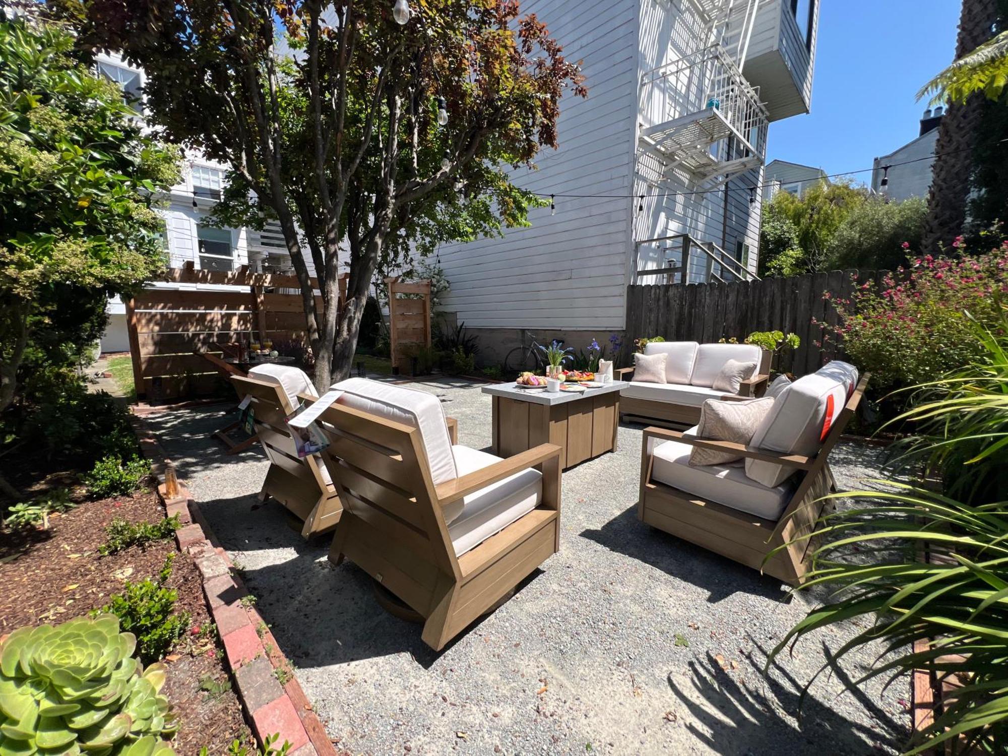 939 Oak St Apartment